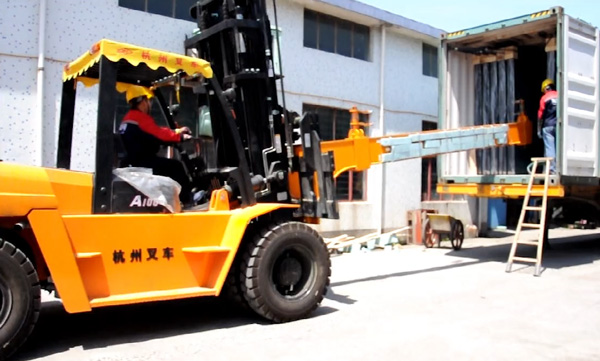 杭州叉車(chē)|玻璃行業(yè)，叉車(chē)串桿屬具卸貨實(shí)拍案例