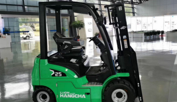 電動叉車買鋰電的還是鉛酸的？當(dāng)然是鋰電的！